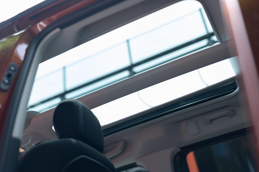 Детали интерьера Peugeot Rifter 2019 года  (JP) (фото 15 из 23)